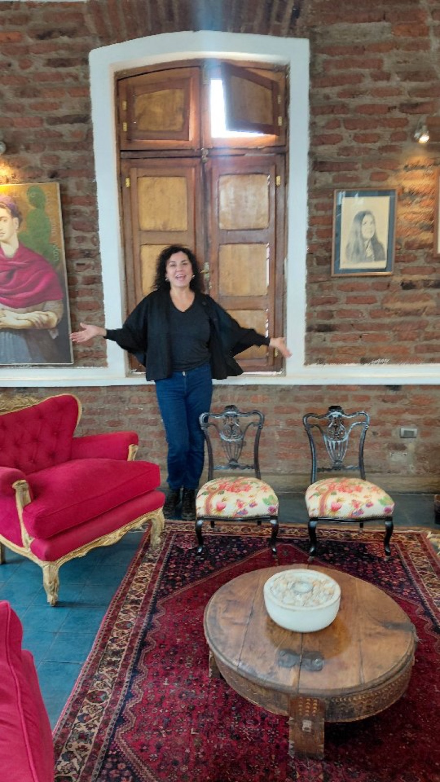 Berta Lasala recibiendo con los brazos abiertos en su casa de ladrillo