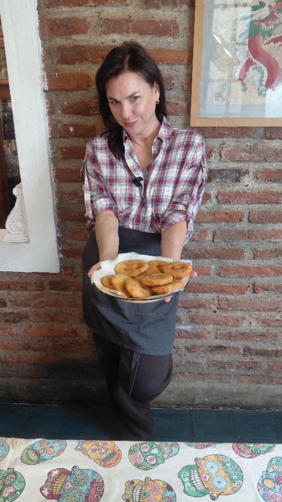 Berta Lasala presenta un plato de sopaipillas en su cocina