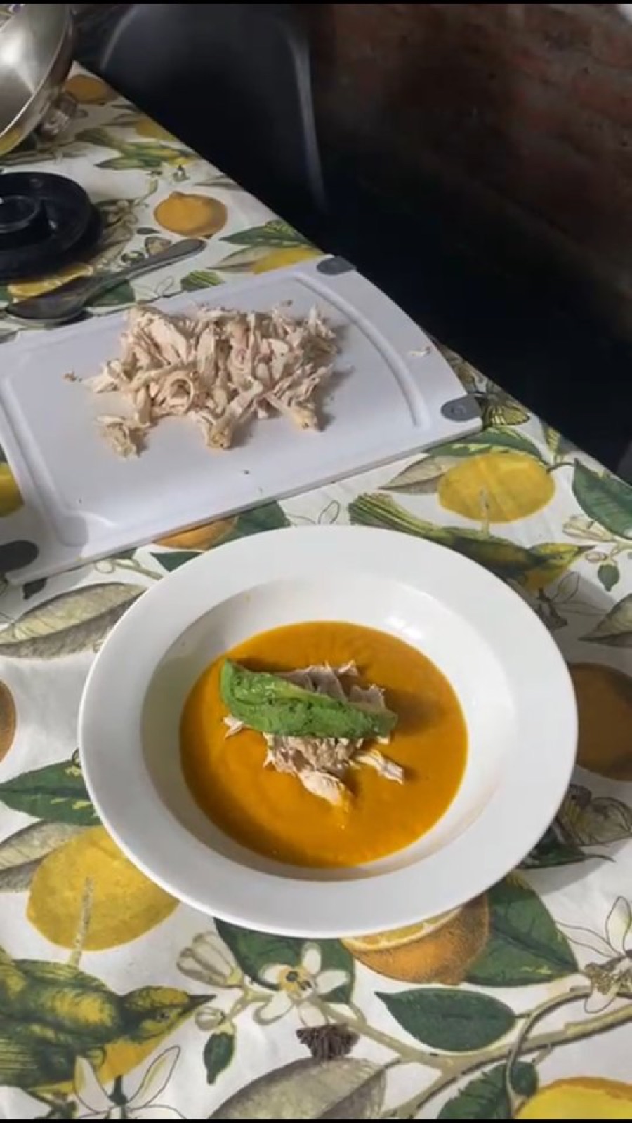 Sopa casera servida en la mesa de Berta